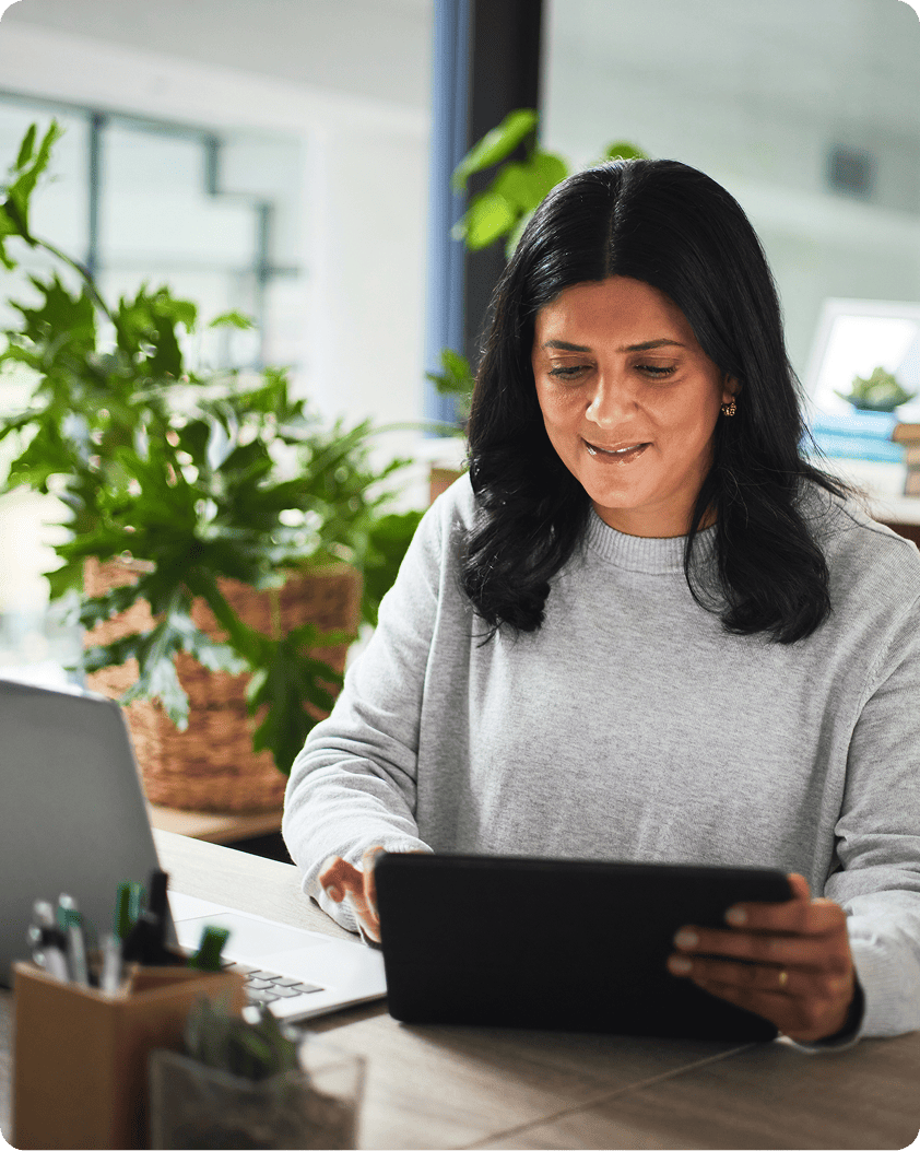 Image of a woman working on the computer
